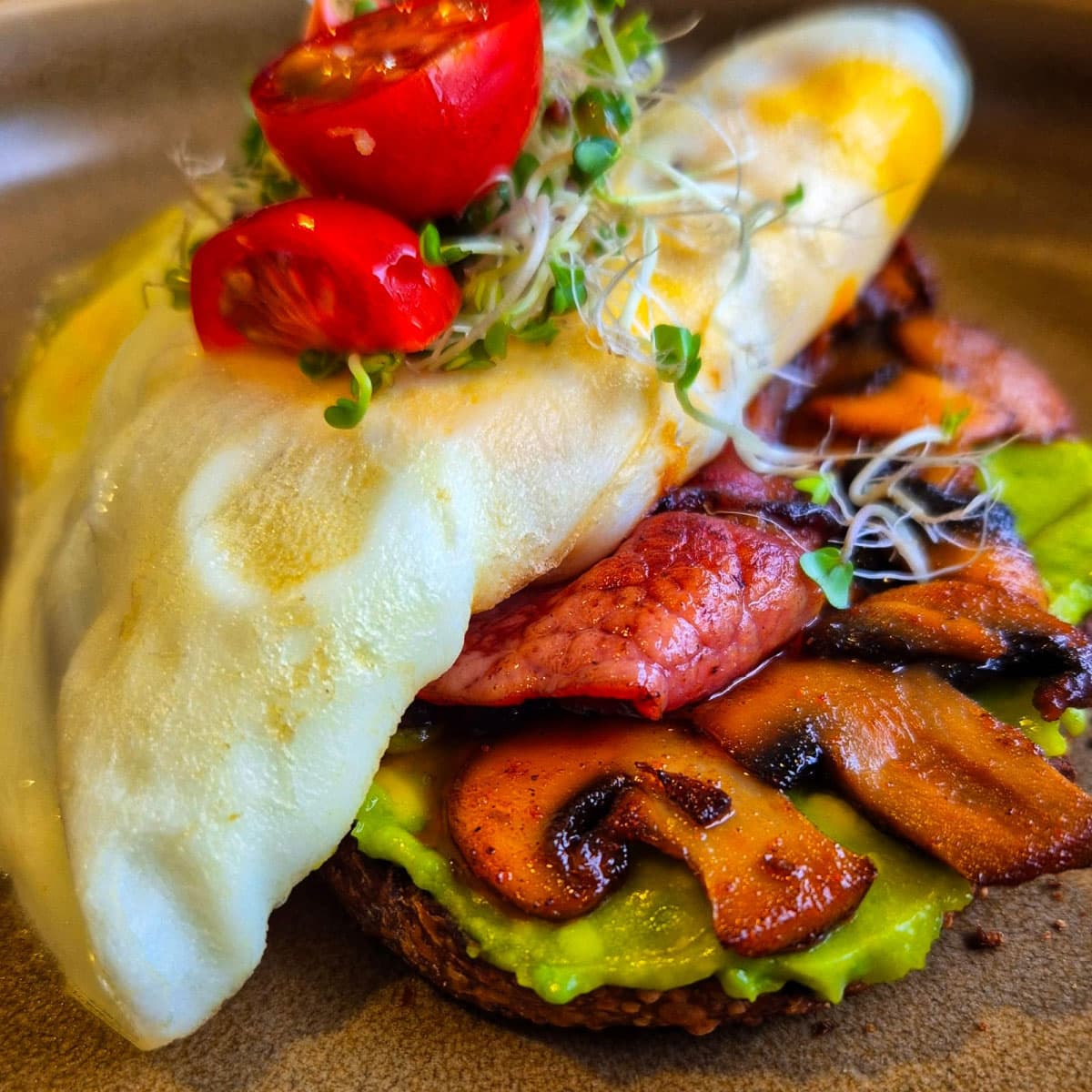 Toast de aguacate con huevo estrellado y tocino en Aroma Brunch, Manzanillo